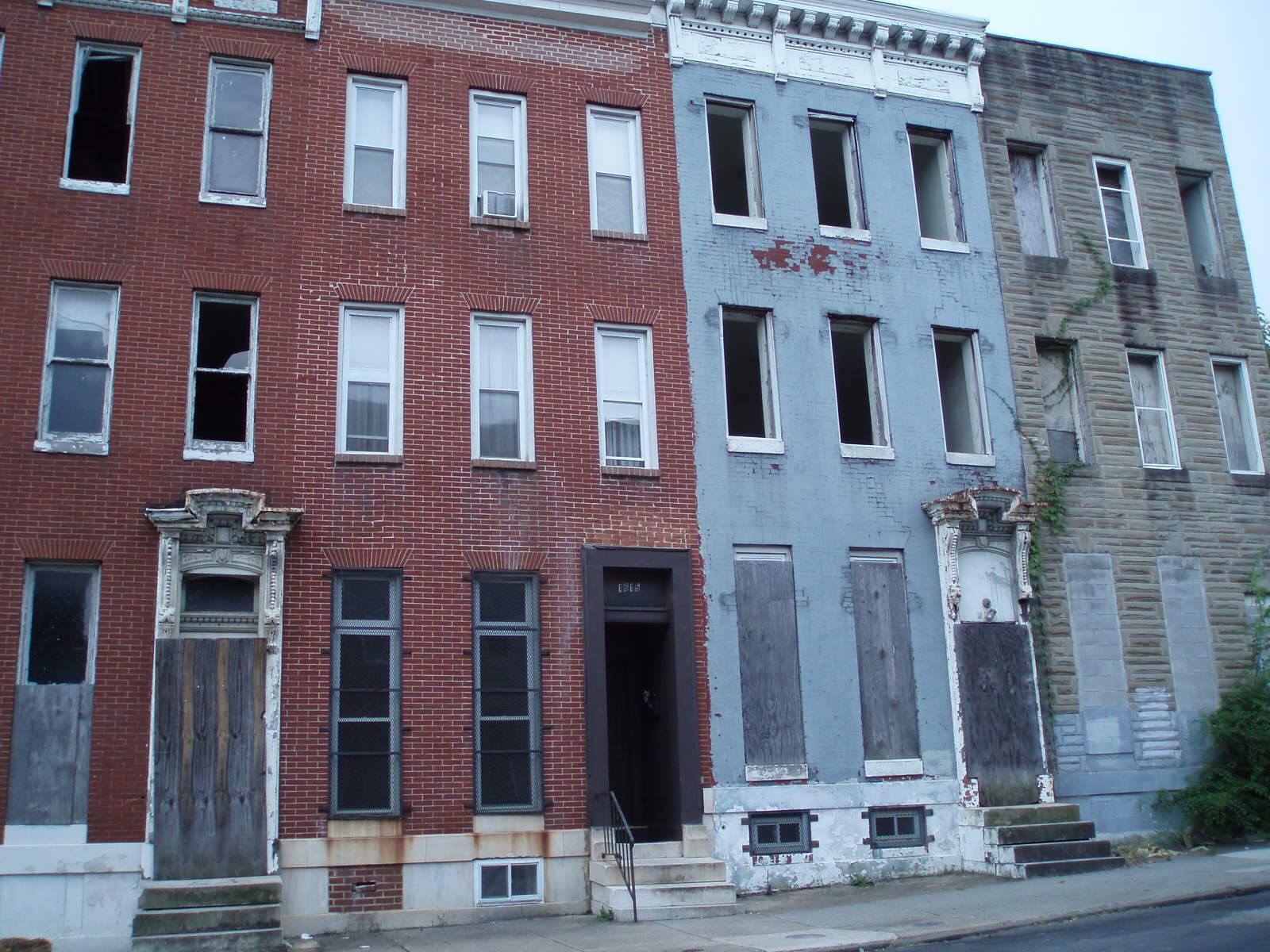 空き家になった連続住宅（ボルティモア市；raw houses）