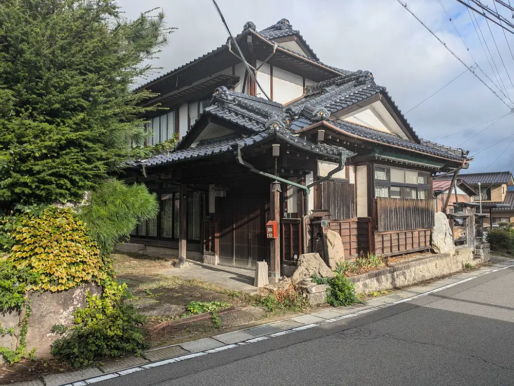 長野県千曲市の買取事例: 残置物ありのまま買い取った空き家の外観