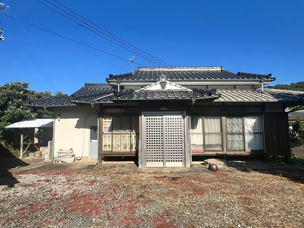 鹿児島県出水郡の買取事例: 築48年以上・建物未登記の空き家の外観