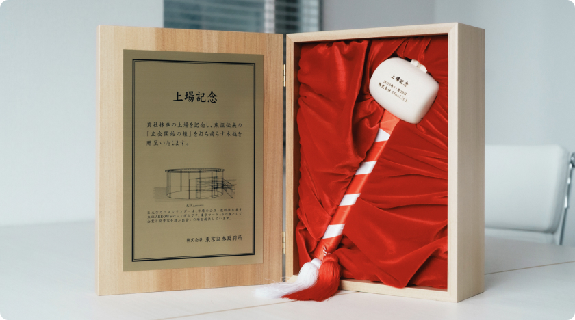 東京証券取引所TOKYO PRO Marketの記念品を示す写真