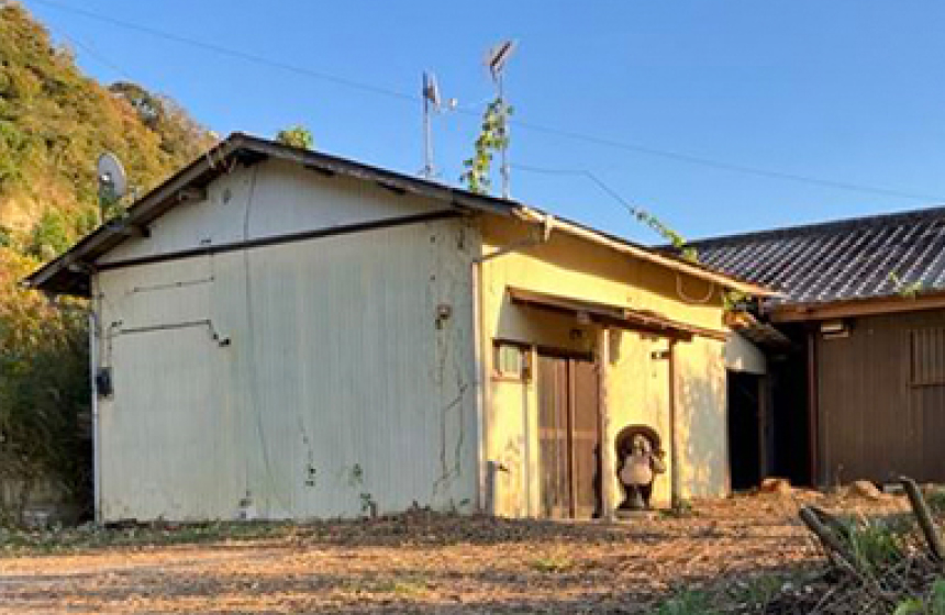 老朽化や再建築不可などで市場では扱いにくい空き家を、AlbaLinkが買取・流通させる取り組みを表す空き家の外観写真