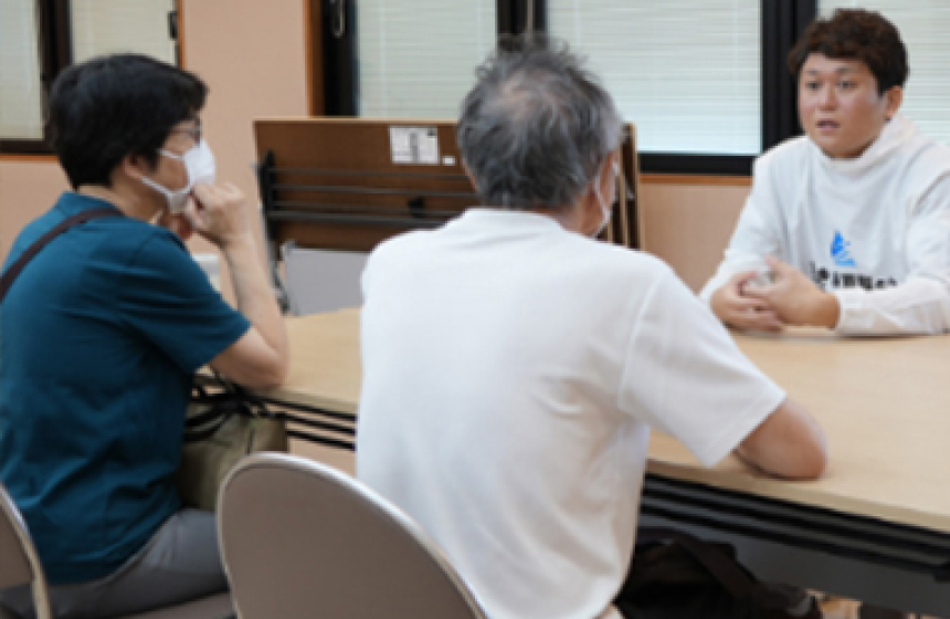 自治体職員と連携し、空き家相談や活用支援について意見交換を行うAlbaLinkの取り組みを示す相談風景