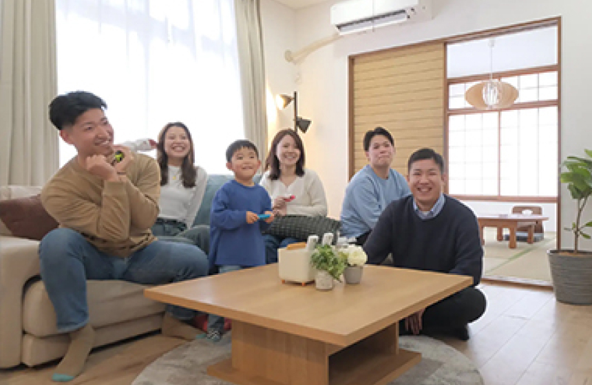 空き家を住宅や地域の交流拠点として再生し、地域に新たな暮らしや人のつながりを生み出す取り組みを表す写真